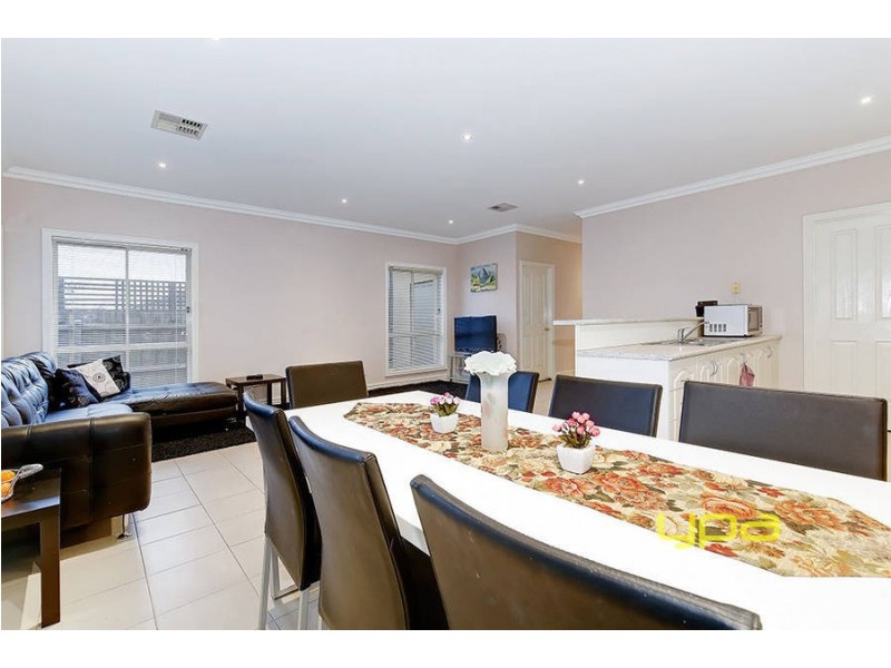 1/8 Lorraine Court, Hillside VIC 3037