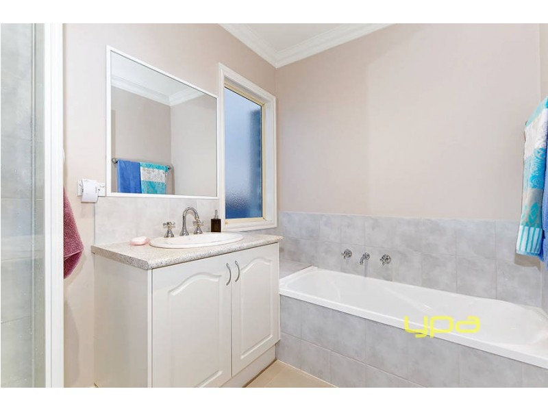 1/8 Lorraine Court, Hillside VIC 3037