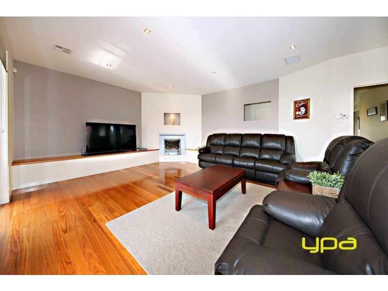 6 Coogee Drive, Taylors Hill VIC 3037