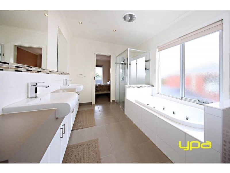 6 Coogee Drive, Taylors Hill VIC 3037