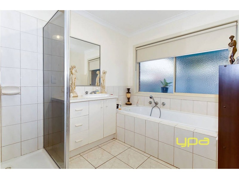 2/180 Copernicus Way, Keilor Downs VIC 3038