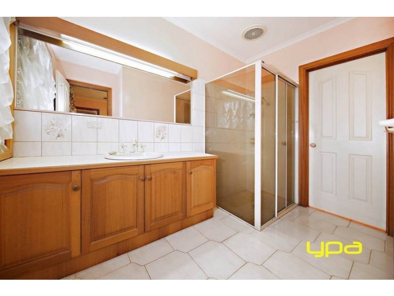 7 Commodore Court, Taylors Lakes VIC 3038