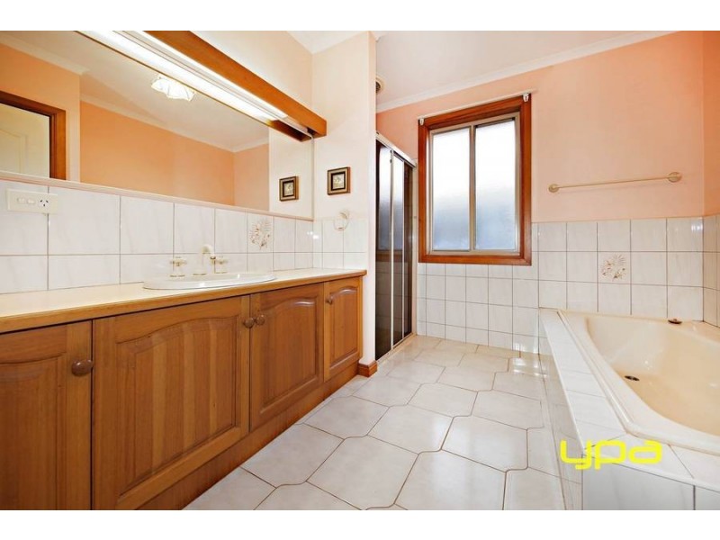 7 Commodore Court, Taylors Lakes VIC 3038