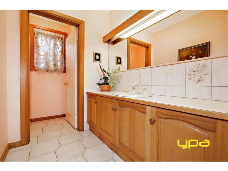 7 Commodore Court, Taylors Lakes VIC 3038