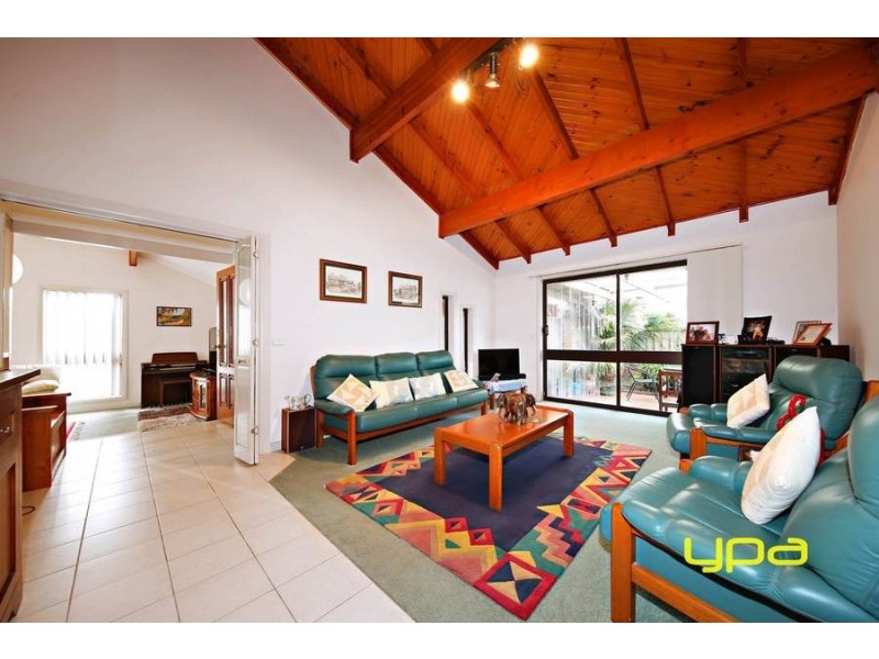 6 Snowdon Close, Keilor Downs VIC 3038