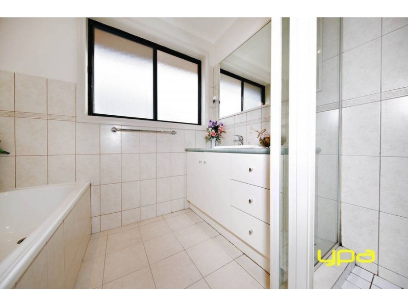 6 Snowdon Close, Keilor Downs VIC 3038