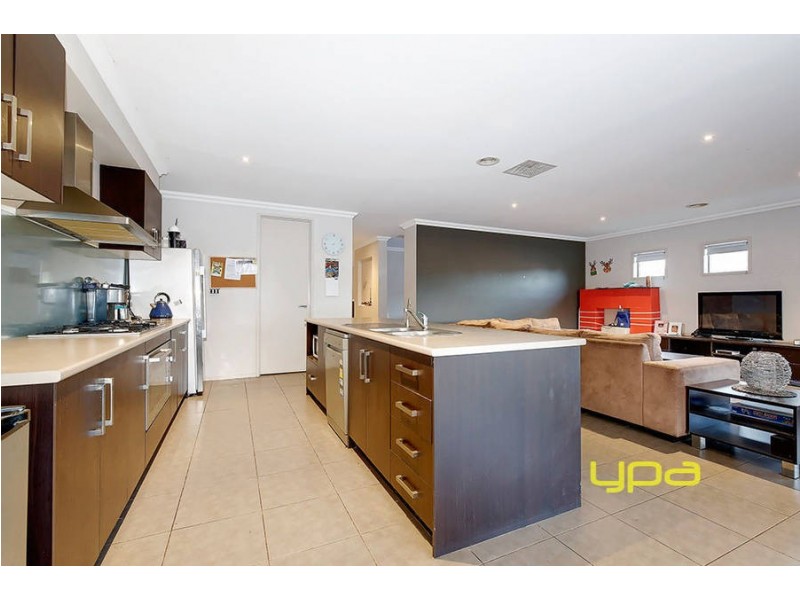 42 Double Bay Drive, Taylors Hill VIC 3037