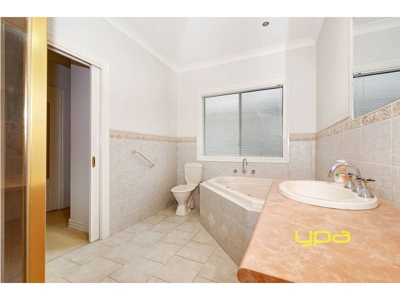 28 Wellington Drive, Hillside VIC 3037