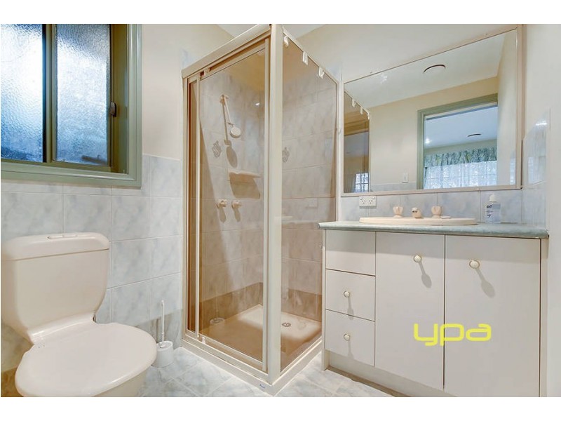 4 Manchester Drive, Sydenham VIC 3037