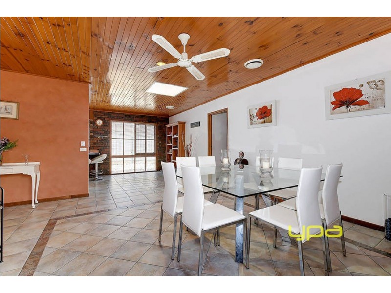 8 Montrose Court, Sydenham VIC 3037