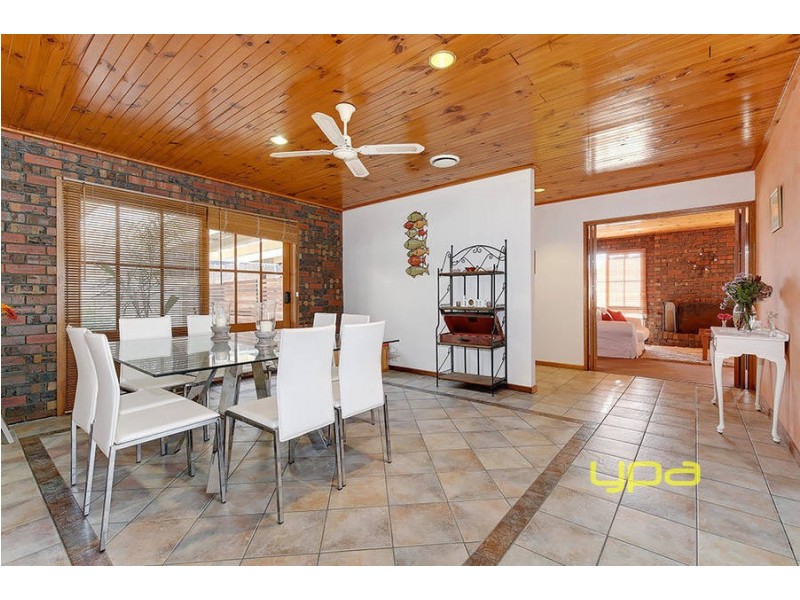 8 Montrose Court, Sydenham VIC 3037