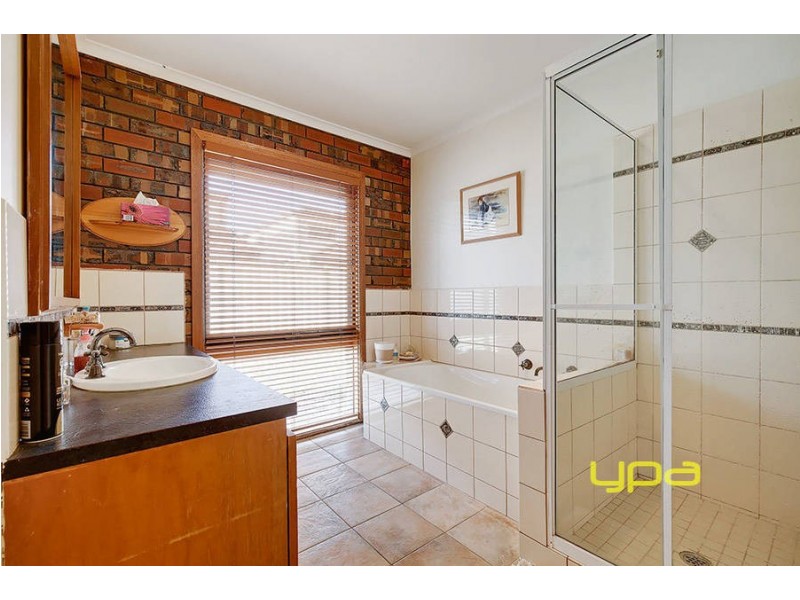 8 Montrose Court, Sydenham VIC 3037