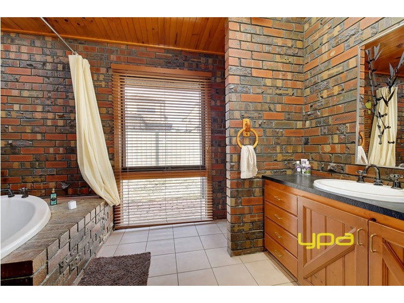 8 Montrose Court, Sydenham VIC 3037