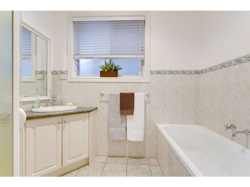 38 Manchester Drive, Sydenham VIC 3037