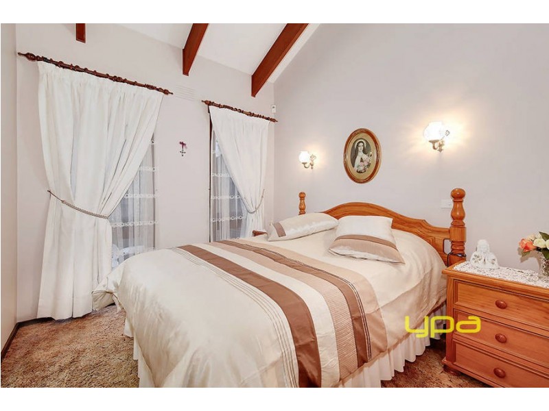 13 Koroit Place, Taylors Lakes VIC 3038