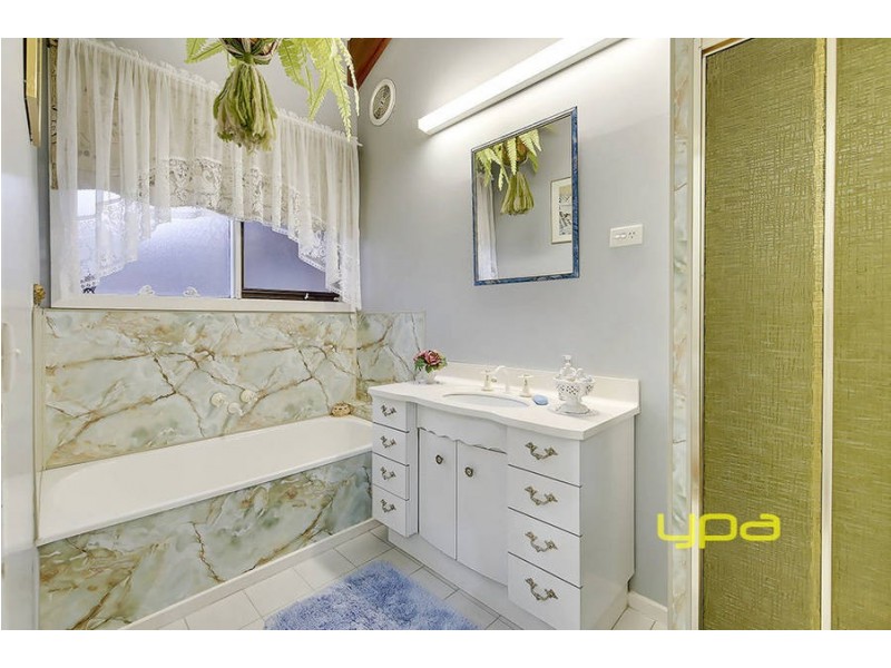 13 Koroit Place, Taylors Lakes VIC 3038