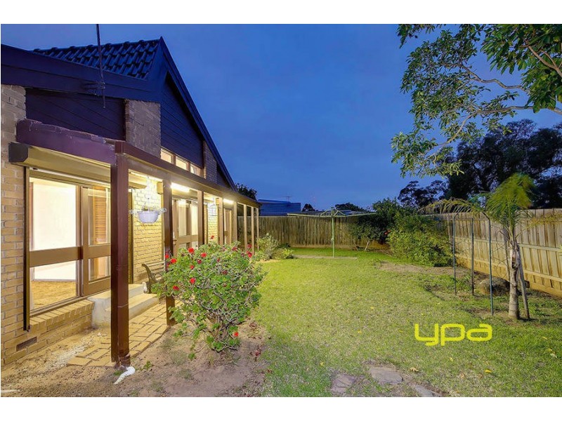 13 Koroit Place, Taylors Lakes VIC 3038