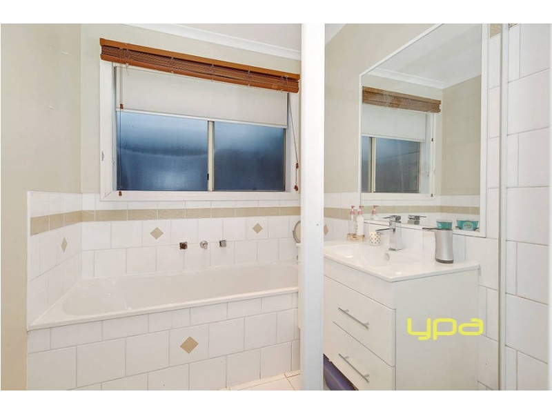 8 Kolivas Court, Hillside VIC 3037