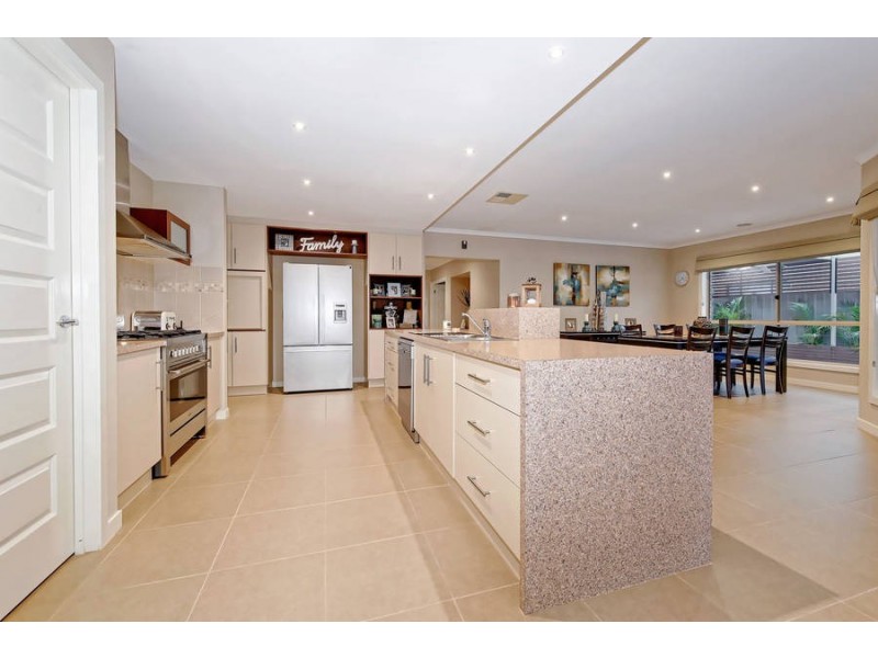11 Montpellier Drive, Hillside VIC 3037