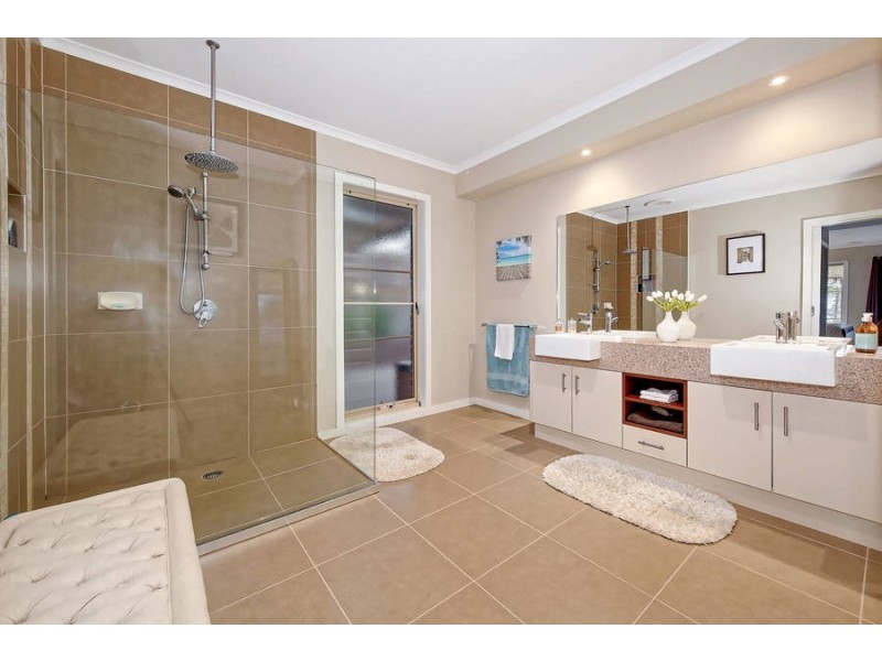 11 Montpellier Drive, Hillside VIC 3037