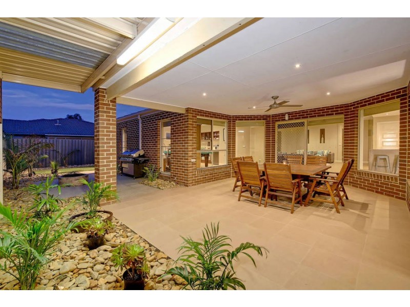 11 Montpellier Drive, Hillside VIC 3037