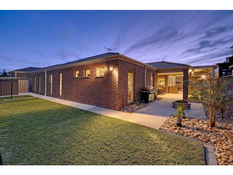 11 Montpellier Drive, Hillside VIC 3037