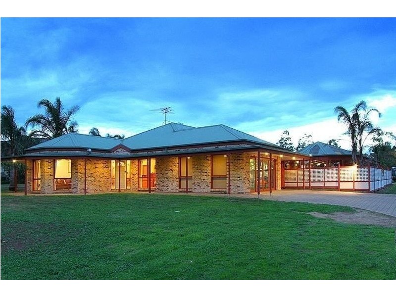 12 Boronia Drive, Hillside VIC 3037