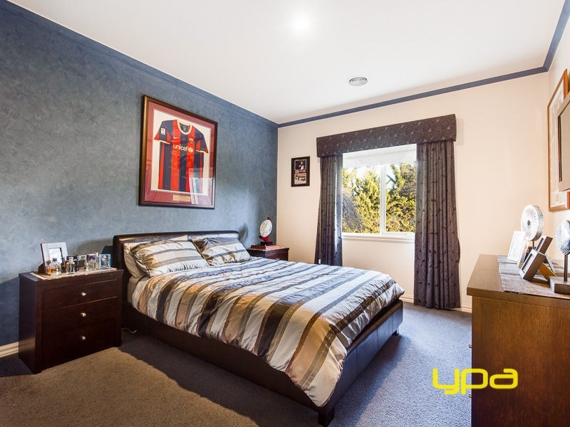 2 Robinia Close, Hillside VIC 3037