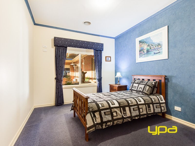 2 Robinia Close, Hillside VIC 3037