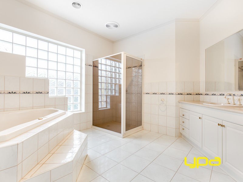 2 Robinia Close, Hillside VIC 3037