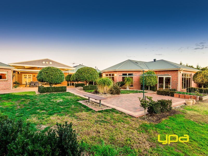 2 Robinia Close, Hillside VIC 3037