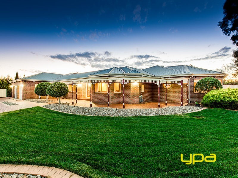 2 Robinia Close, Hillside VIC 3037