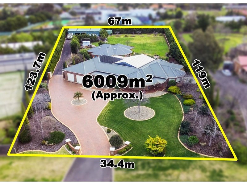 2 Robinia Close, Hillside VIC 3037