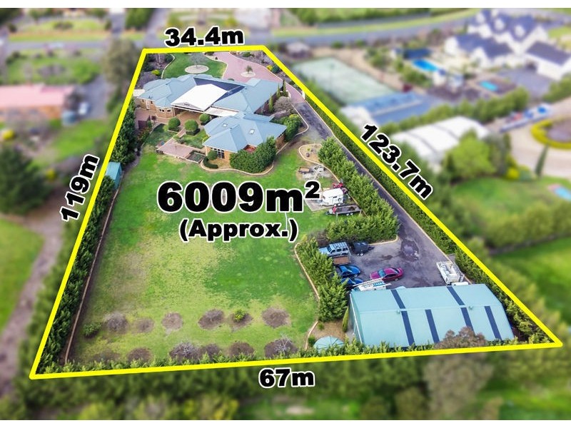 2 Robinia Close, Hillside VIC 3037