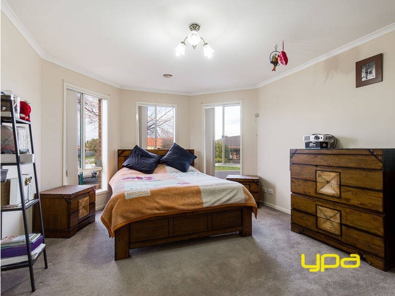 37 Jindabyne Avenue, Taylors Hill VIC 3037