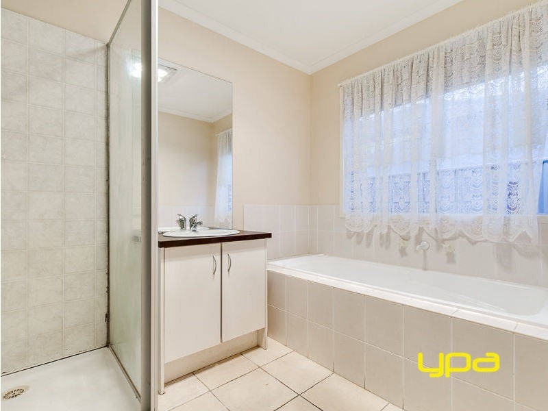 37 Jindabyne Avenue, Taylors Hill VIC 3037