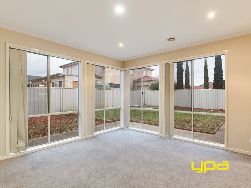 37 Jindabyne Avenue, Taylors Hill VIC 3037