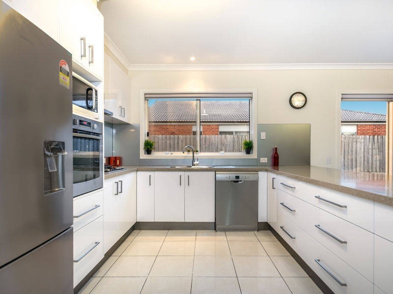 8 Kingston Drive, Taylors Hill VIC 3037