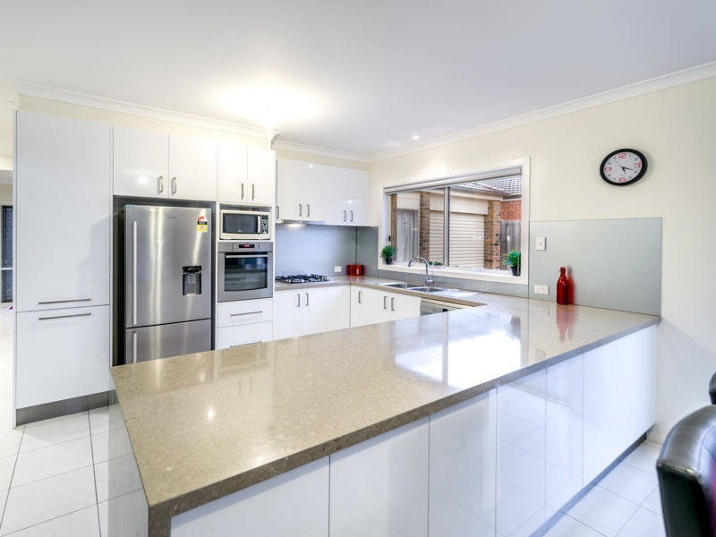 8 Kingston Drive, Taylors Hill VIC 3037