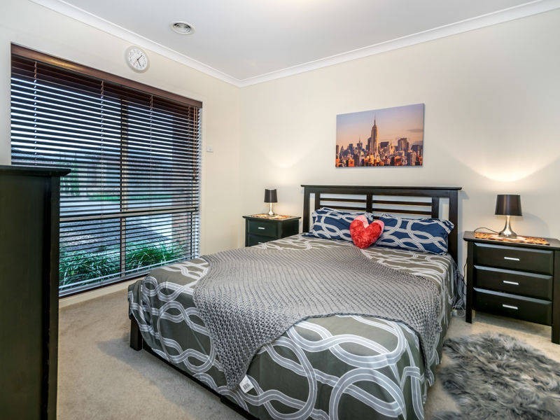 8 Kingston Drive, Taylors Hill VIC 3037