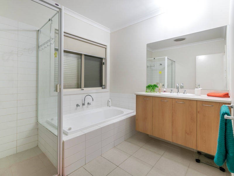 8 Kingston Drive, Taylors Hill VIC 3037