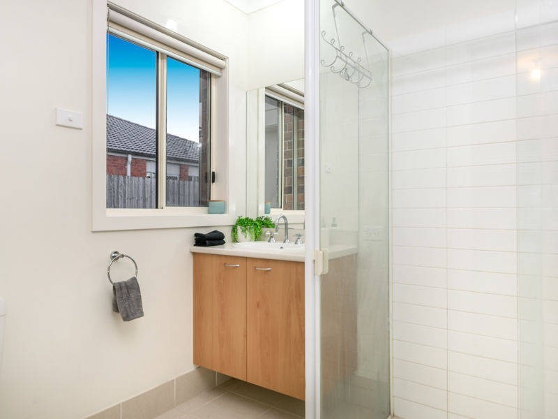 8 Kingston Drive, Taylors Hill VIC 3037