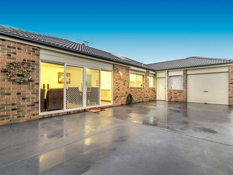 8 Kingston Drive, Taylors Hill VIC 3037