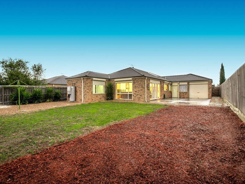 8 Kingston Drive, Taylors Hill VIC 3037
