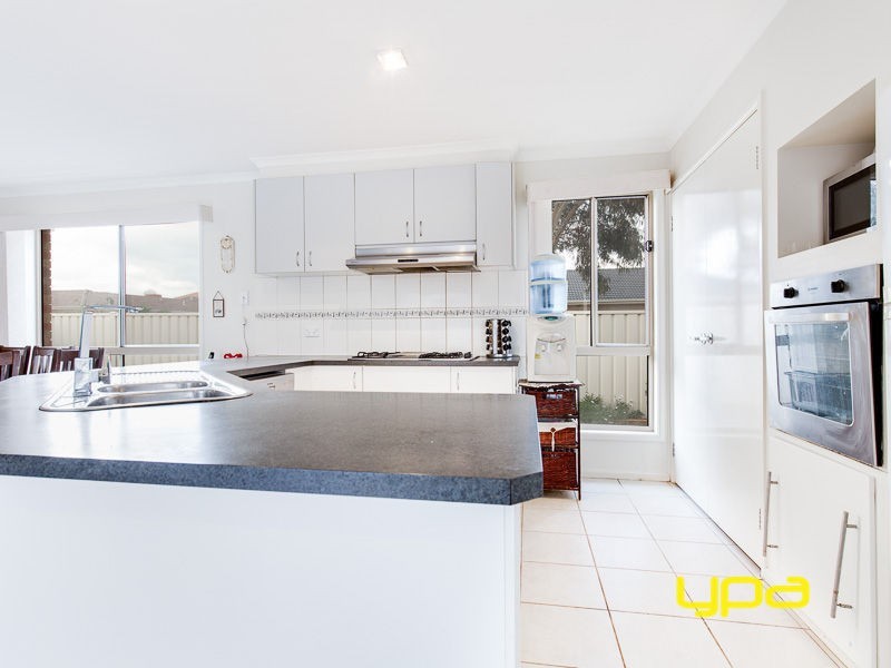 7 Isabella Grove, Taylors Hill VIC 3037