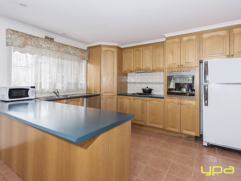 9 Pintail Crescent, Taylors Lakes VIC 3038