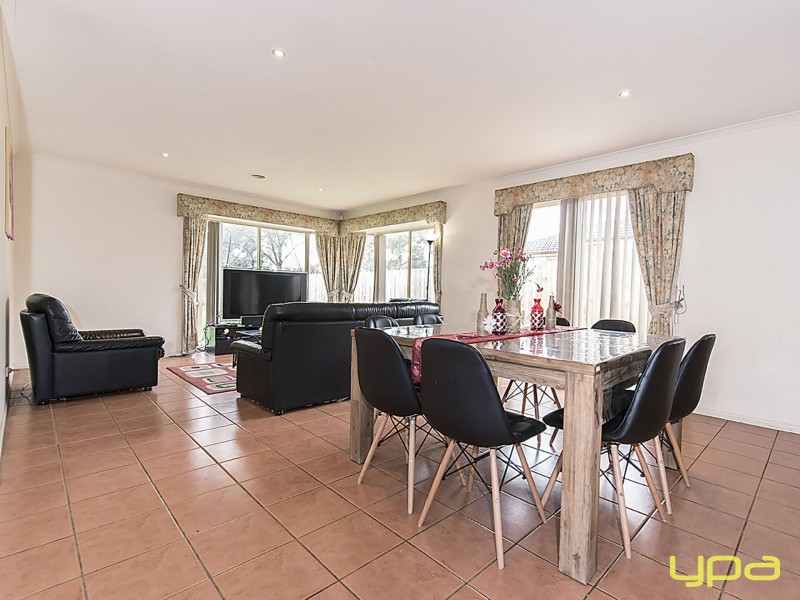 9 Pintail Crescent, Taylors Lakes VIC 3038