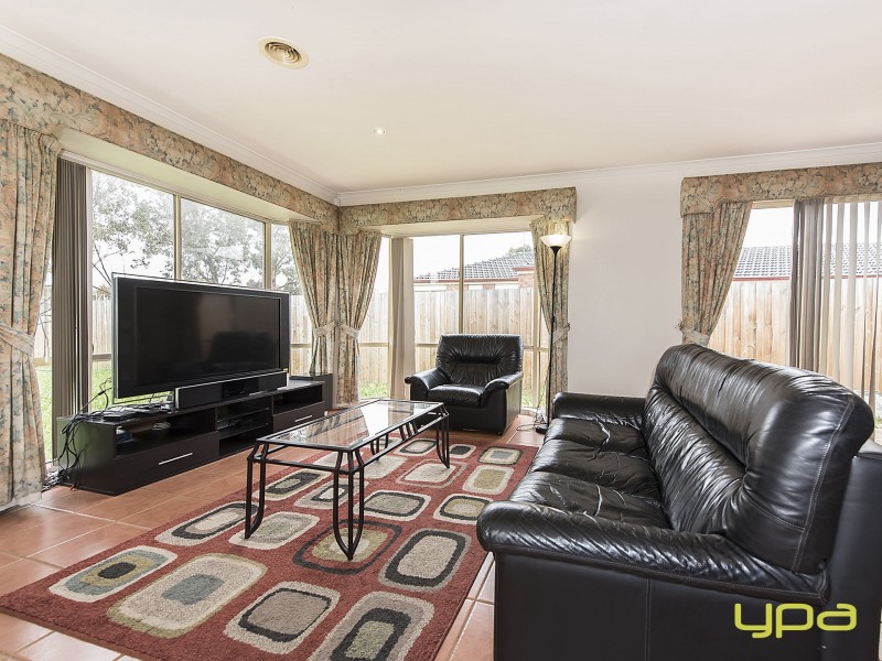 9 Pintail Crescent, Taylors Lakes VIC 3038