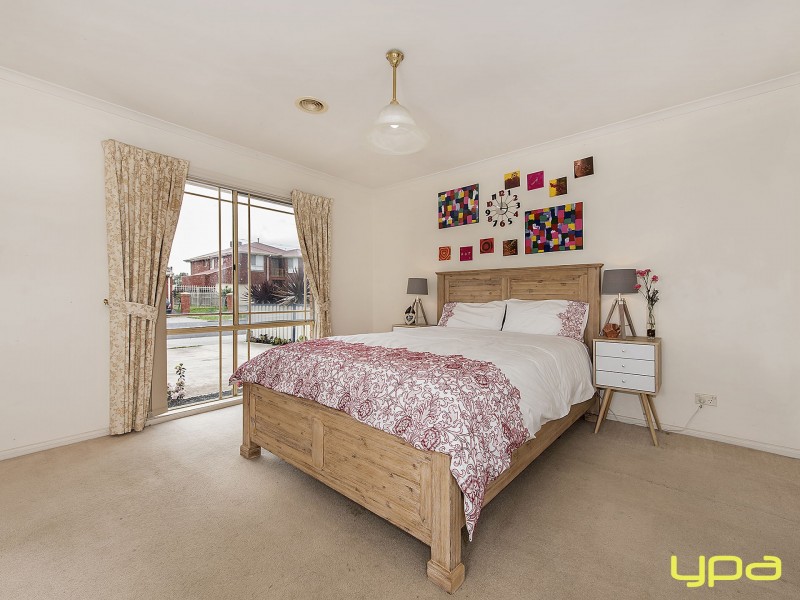 9 Pintail Crescent, Taylors Lakes VIC 3038