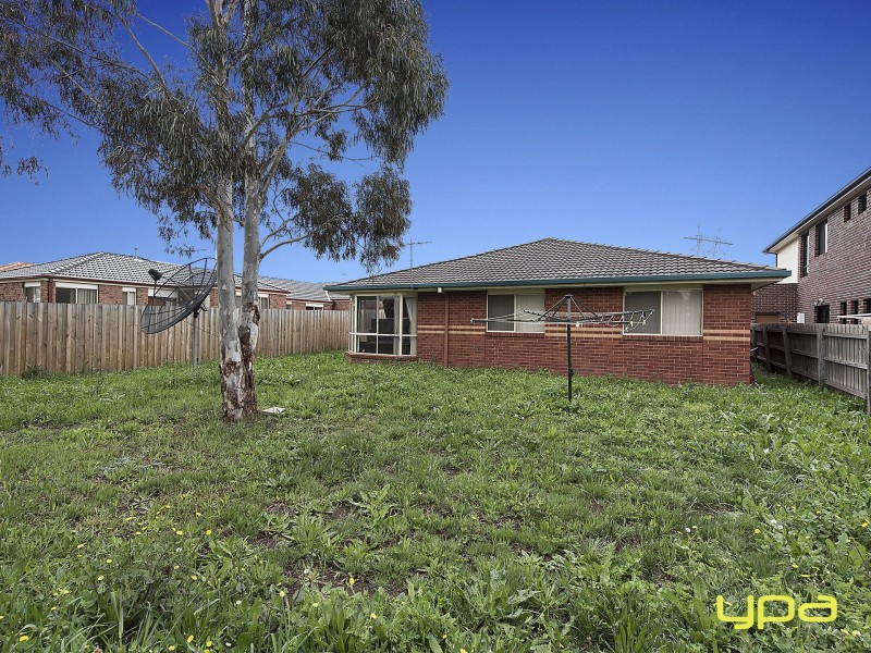 9 Pintail Crescent, Taylors Lakes VIC 3038